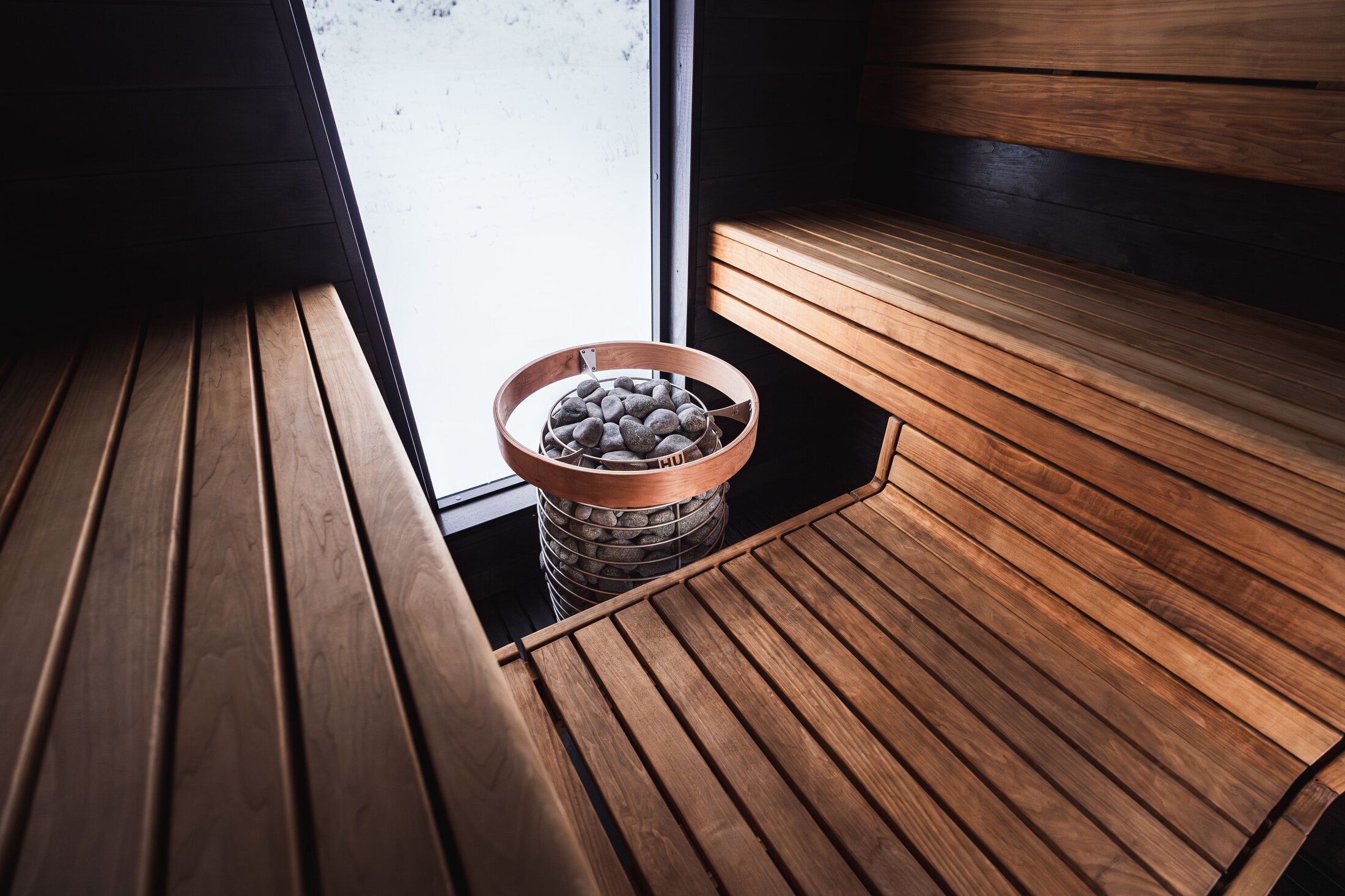Nowoczesna sauna ogrodowa w naturalnym otoczeniu