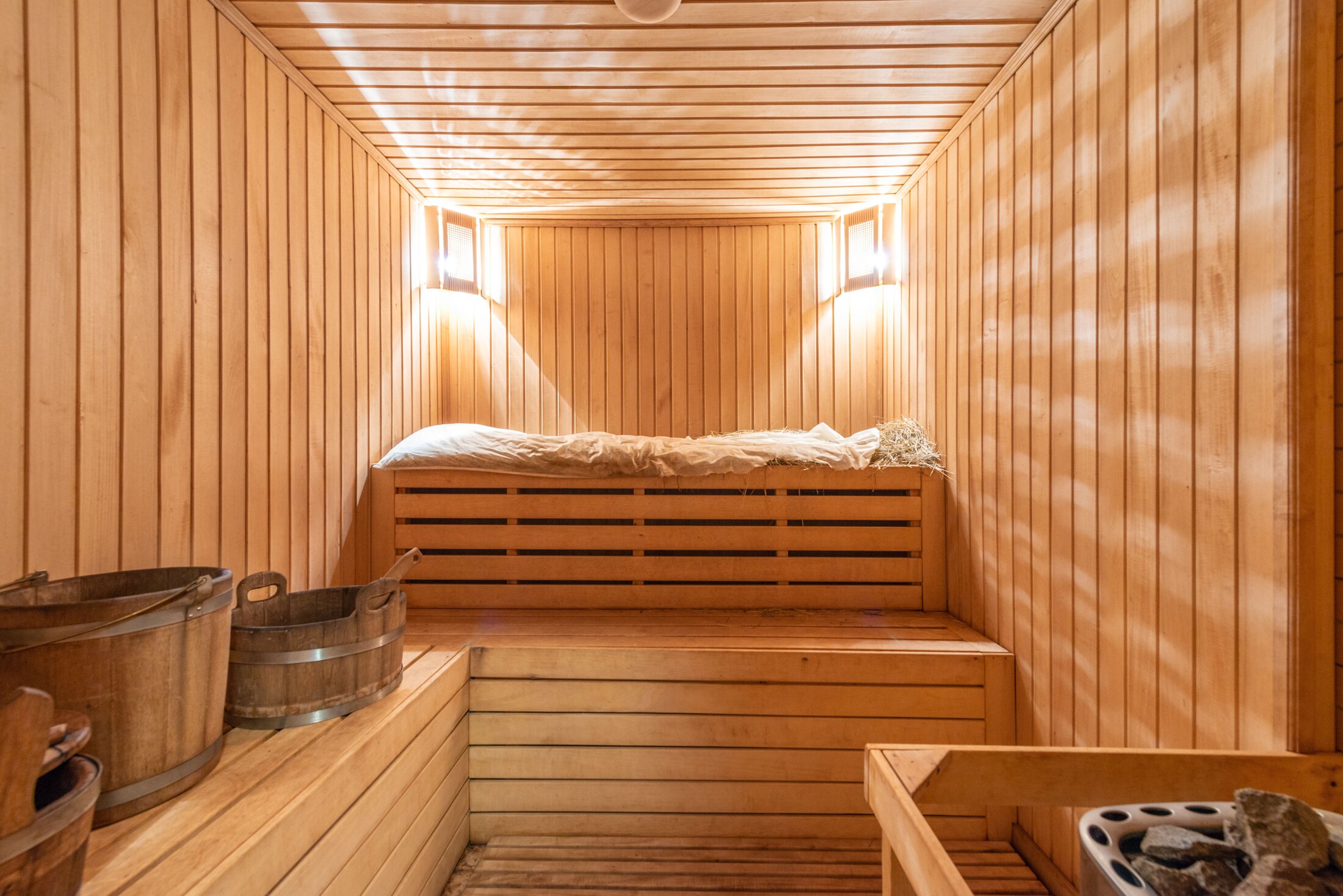 Sauna ogrodowa wśród zieleni